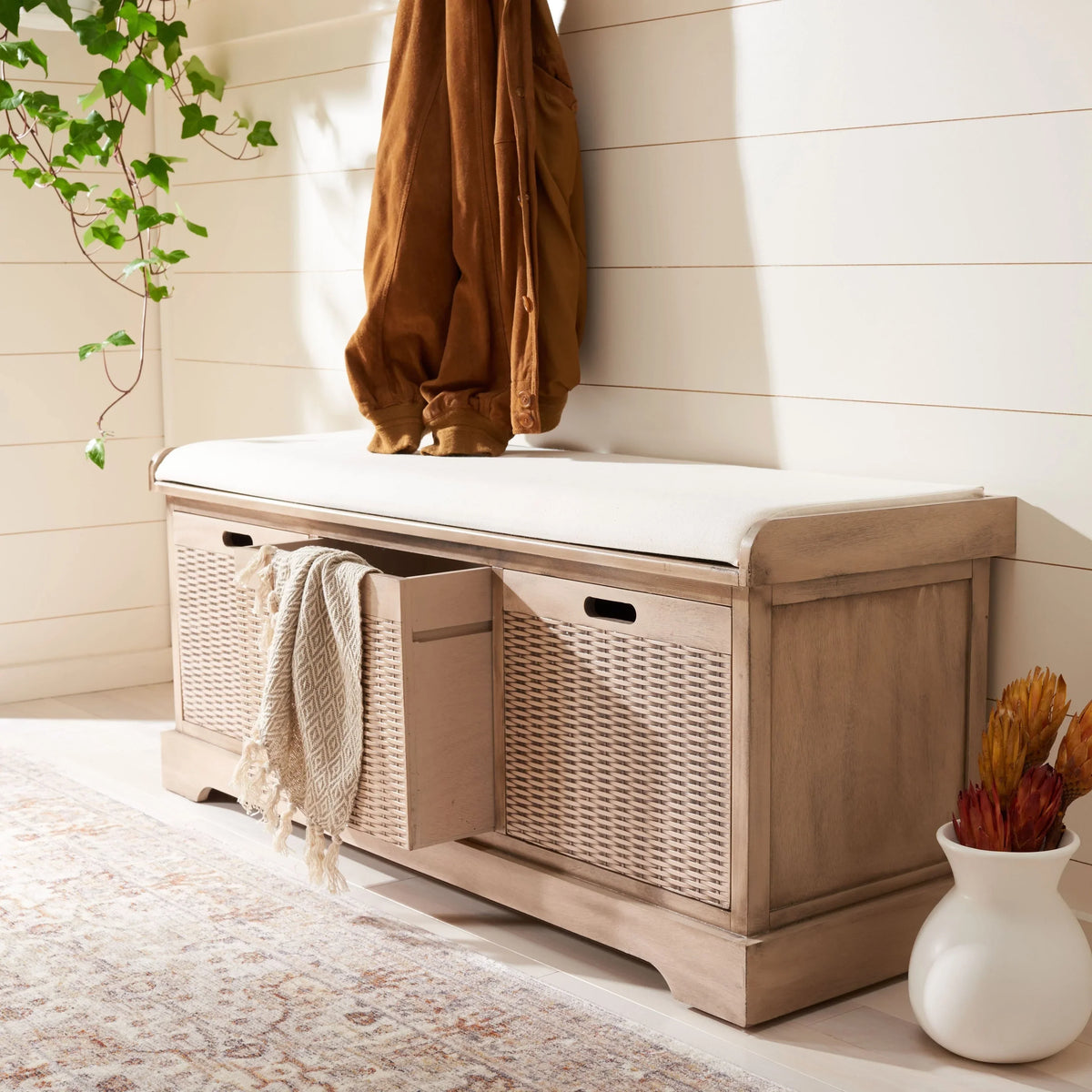 Banc de rangement SAFAVIEH Fiorello avec coussin et 3 tiroirs - 47,3 L x 15 P x 19 H - 47 L x 15 P x 19 H